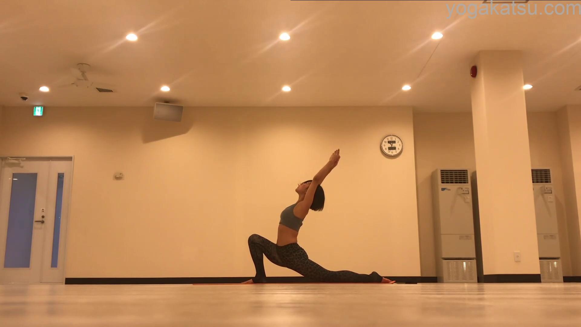 三日月のポーズ