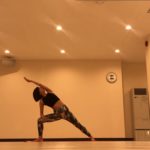 サイドアングル,体側を伸ばすポーズ