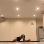 針の糸通しのポーズ